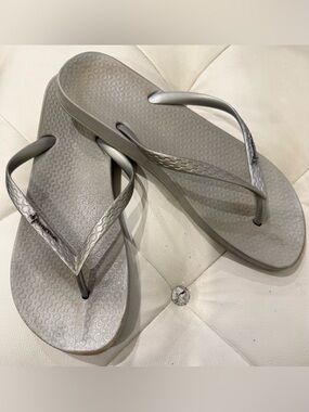 Ipanema Pearlized grey Textured Flip Flops
